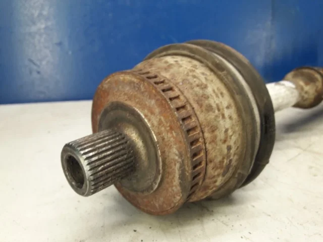 Привод передний правый для Volkswagen Passat (B5+ (B5.5), Typ 3BG) 2000-2005 на фотографиях