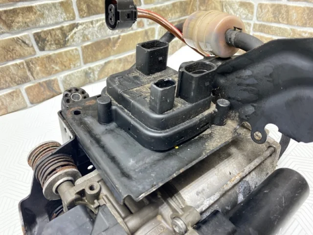 Компрессор пневмоподвески задний для Audi Q7 4L 2005-2015 на фотографиях