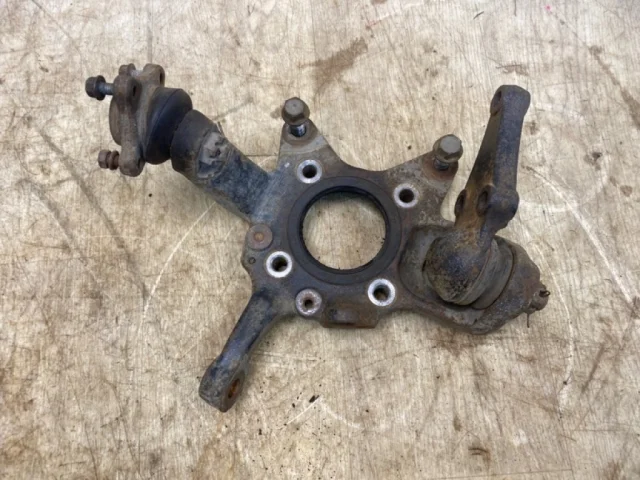 Кулак поворотный правый для Mitsubishi Pajero V90 5dr rest II 2014-2020 на фотографиях