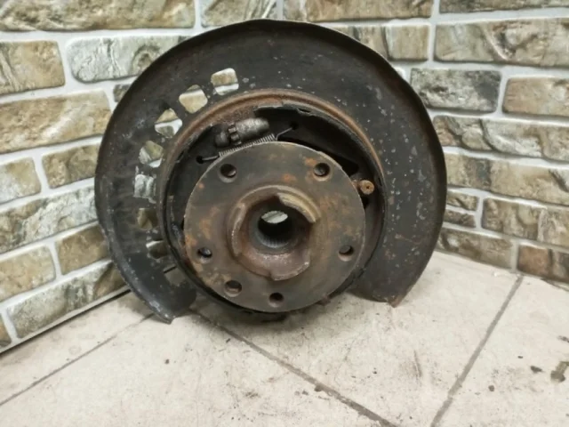 Кулак задний левый для Audi Q7 4L 2005-2015 на фотографиях