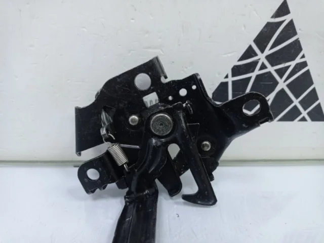 Замок капота для Toyota Corolla E140/E150 Седан 2006-2013 на фотографиях