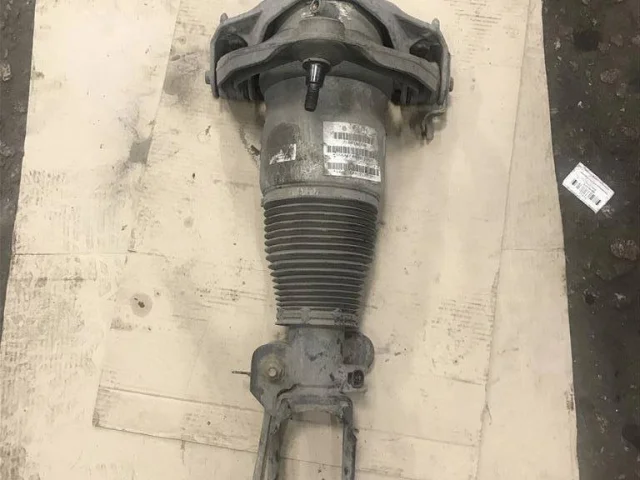 Пневмостойка передняя левая для Audi Q7 4L 2005-2015 на фотографиях