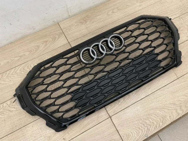 Решетка радиатора для Audi Q3 F3 2018+ на фотографиях