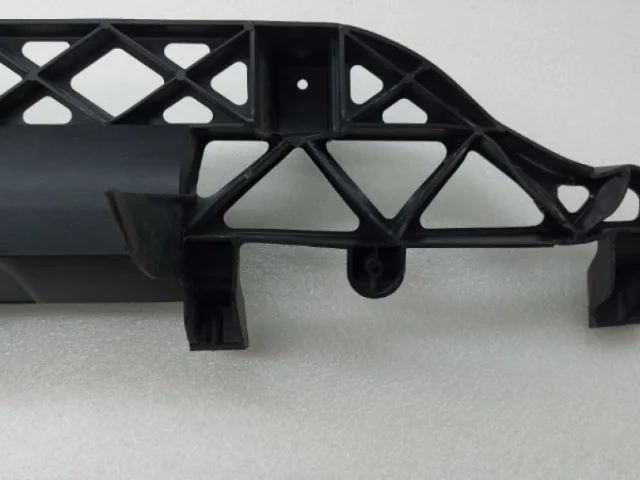 Кронштейн заднего бампера левый для Audi Q7 4L 2005-2015 на фотографиях