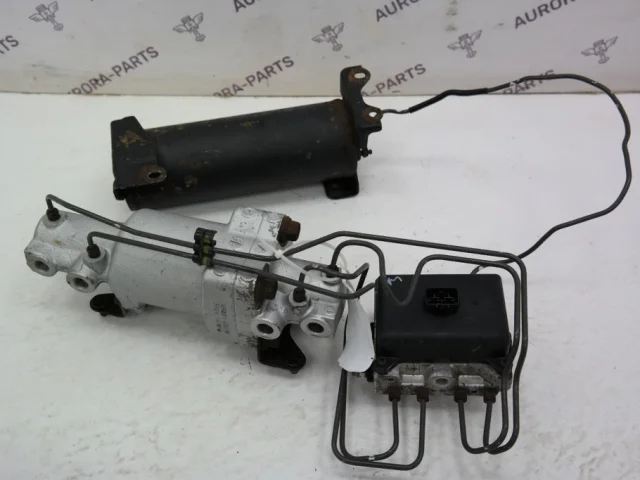 Блок клапанов пневмоподвески для Lexus LX J200 2007-2015 на фотографиях