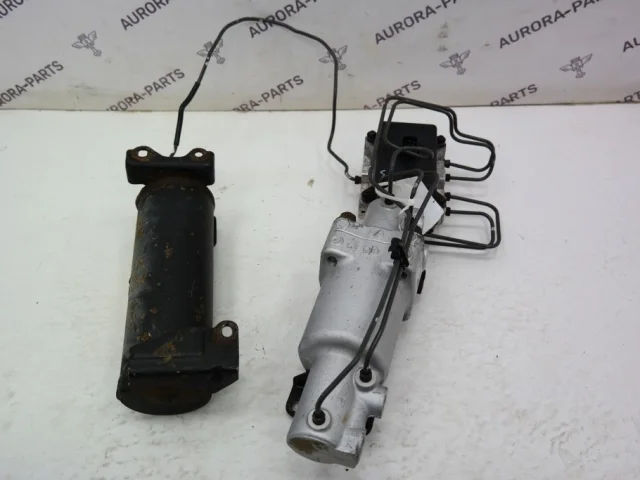 Блок клапанов пневмоподвески для Lexus LX J200 2007-2015 на фотографиях