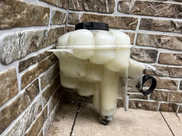 Расширительный бачок радиатора для BMW X5 Е70 2006-2013 на фотографиях