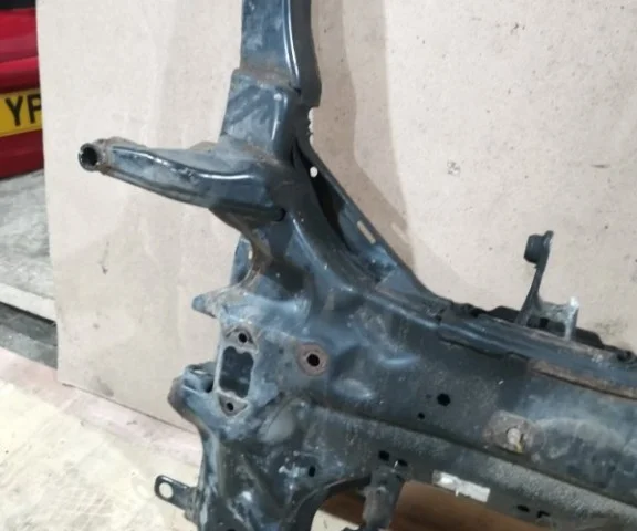 Подрамник двигателя для Opel Mokka 2012-2016 на фотографиях