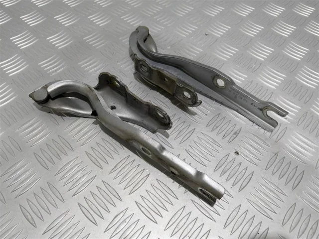 Петля капота левая для Skoda Rapid I NH3 2012-2017 на фотографиях