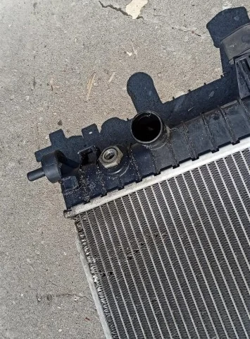 Радиатор охлаждения ДВС для Opel Astra H Хэтчбек 2004-2014 на фотографиях