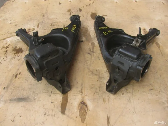 Рычаг задний левый нижний для Mitsubishi Grandis 2003-2011 на фотографиях