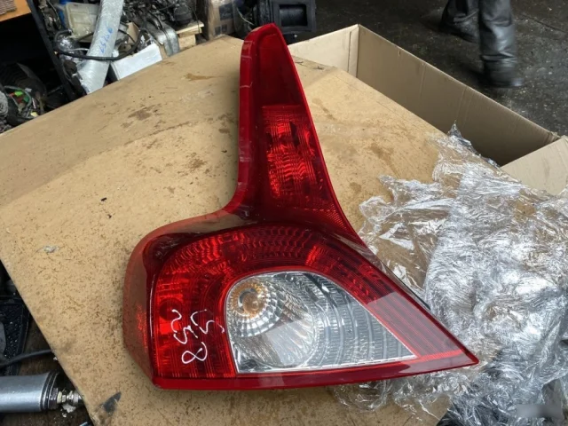 Фонарь левый для Volvo C30 MK 2006-2013 на фотографиях