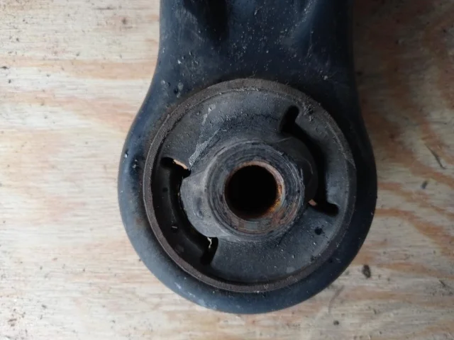 Качающийся рычаг правый для Suzuki Grand Vitara 2005-2014 на фотографиях