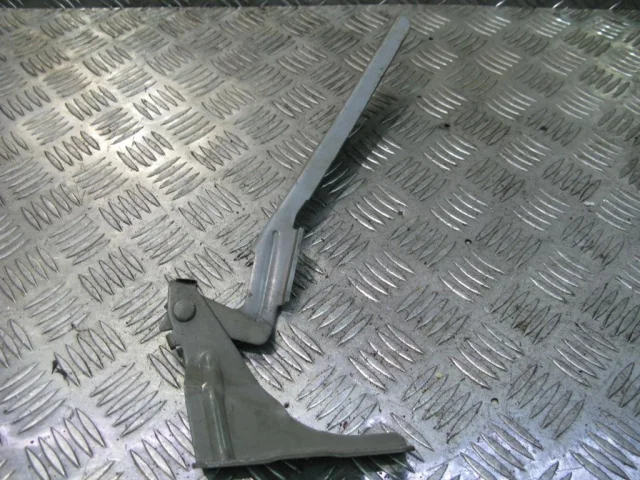 Петля капота правая для Nissan Note E11 2005-2012 на фотографиях