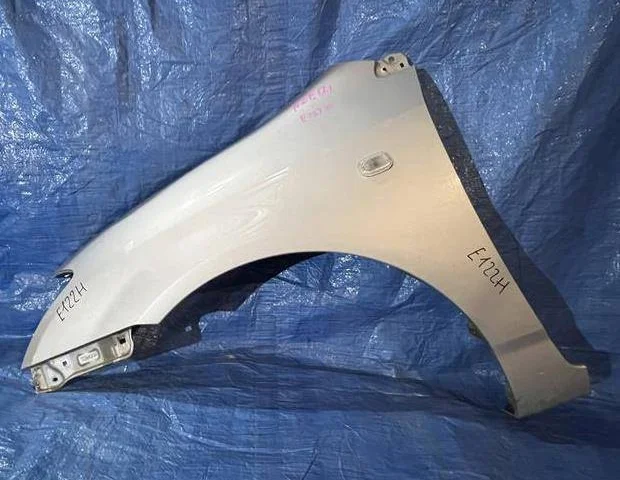 Крылья для Toyota Corolla E120/E130 Седан 2000-2007 на фотографиях