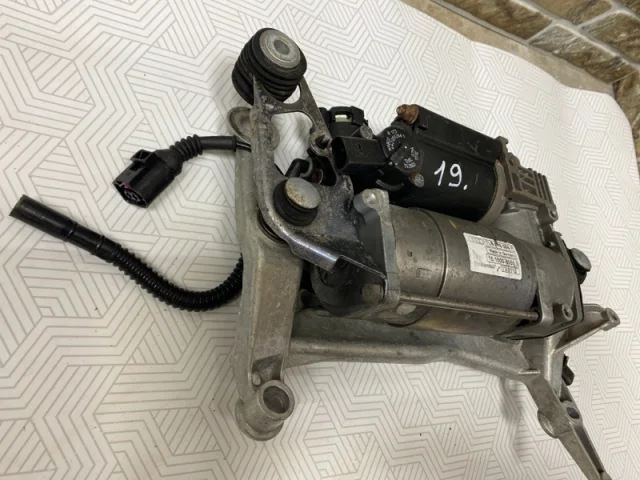 Компрессор пневмоподвески задний для Audi Q7 4L 2005-2015 на фотографиях