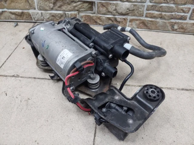 Компрессор пневмоподвески задний для BMW X5 Е70 2006-2013 на фотографиях