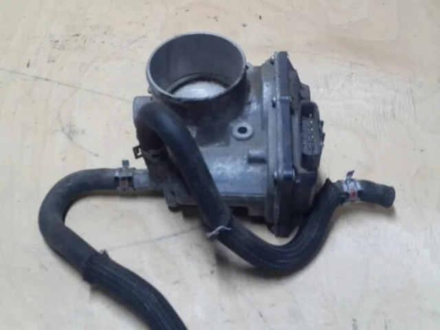 Дроссельная заслонка для Toyota RAV4 XA40 2013-2015 на фотографиях