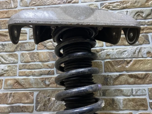 Амортизатор передний левый для Audi Q7 4L 2005-2015 на фотографиях