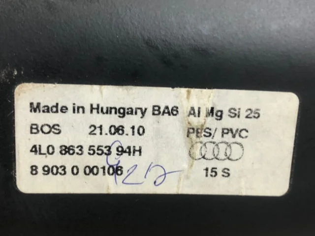 Шторка багажника для Audi Q7 4L 2005-2015 на фотографиях