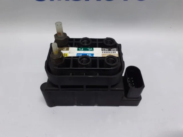 Блок клапанов пневмоподвески для Mercedes-Benz S class W220 1998-2005 на фотографиях