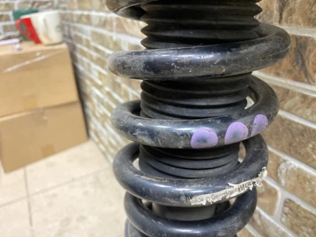 Амортизатор передний левый для Audi Q7 4L 2005-2015 на фотографиях