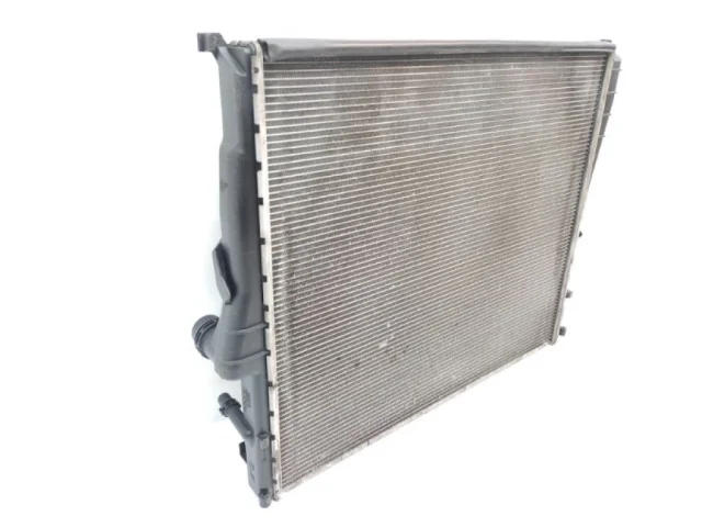 Радиатор охлаждения ДВС для BMW X3 Е83 2003-2010 на фотографиях