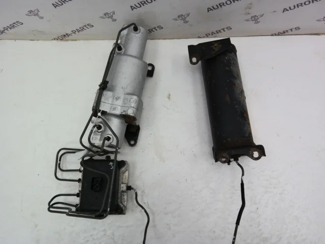 Блок клапанов пневмоподвески для Lexus LX J200 2007-2015 на фотографиях