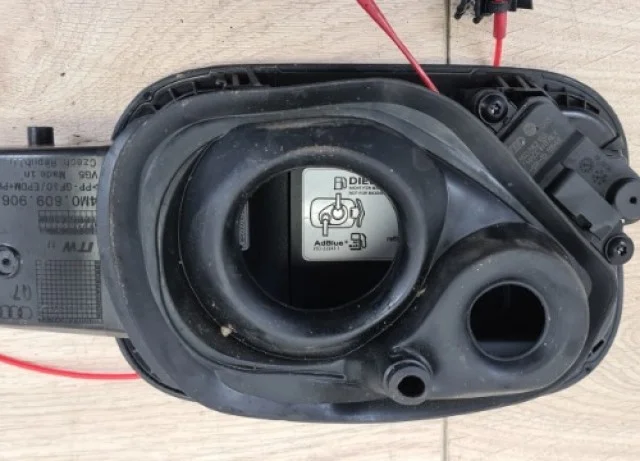 Лючок топливного бака для Audi Q7 4M 2015+ на фотографиях
