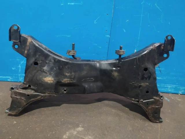 Подрамник двигателя для Mitsubishi Outlander 1 CU0W 2002-2009 на фотографиях