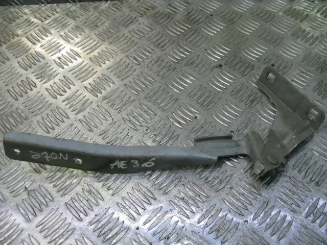 Петля капота правая для Nissan Note E11 2005-2012 на фотографиях