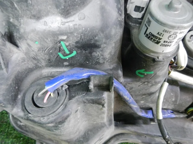 Фара левая для Toyota Land Cruiser 200 2007-2015 на фотографиях