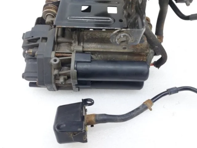 Компрессор пневмоподвески задний для Audi Q7 4M 2015+ на фотографиях