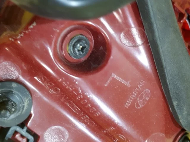 Фонарь внутренний левый для Hyundai Solaris 2 (2017-2022) на фотографиях