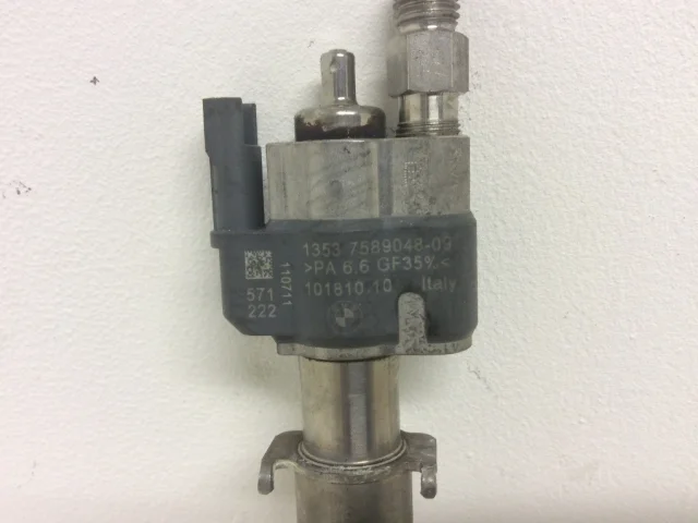 Форсунка топливная для BMW 3er Е90 2005-2011 на фотографиях