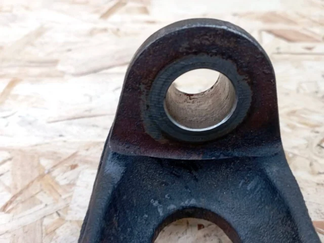 Кулак поворотный правый для Mitsubishi Pajero V90 5dr 2006-2011 на фотографиях