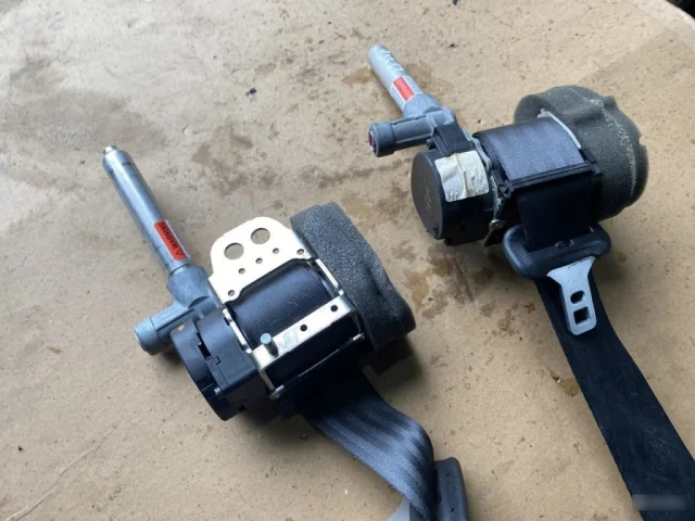 Ремень безопасности задний левый для Volvo C30 MK 2006-2013 на фотографиях