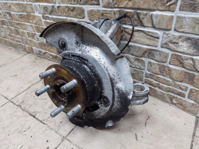 Кулак поворотный левый для Land Rover Range Rover Evoque L538 2011-2015 на фотографиях