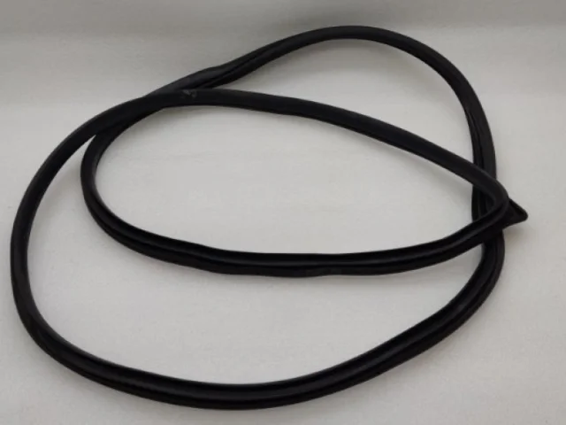 Уплотнитель передней правой двери для Hyundai Solaris 2 (2017-2022) на фотографиях