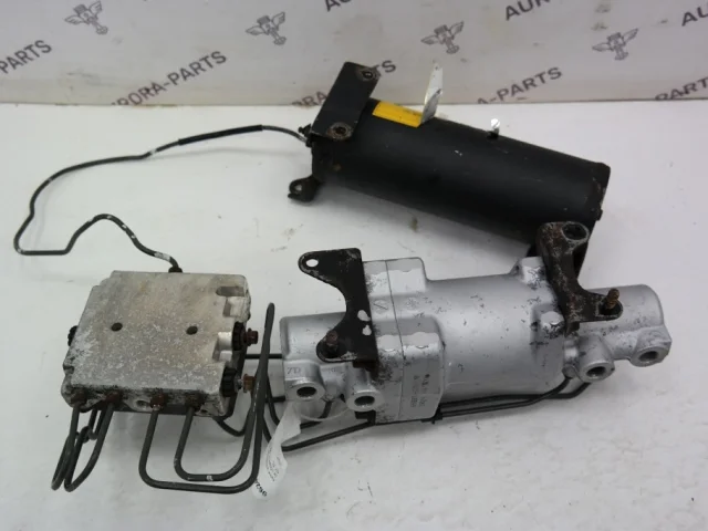 Блок клапанов пневмоподвески для Lexus LX J200 2007-2015 на фотографиях