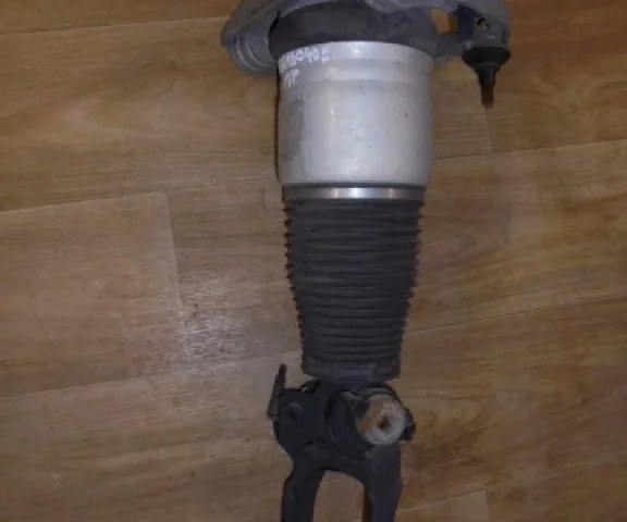 Пневмостойка передняя правая для Audi Q7 4L 2005-2015 на фотографиях