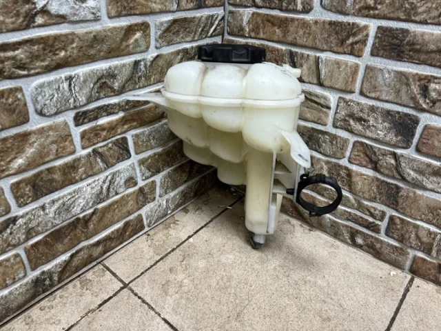 Расширительный бачок радиатора для BMW X5 Е70 2006-2013 на фотографиях