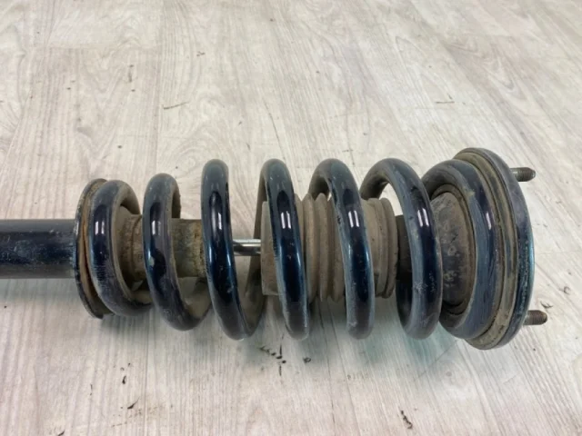 Амортизатор для Mitsubishi Pajero V70 5dr 1999-2006 на фотографиях