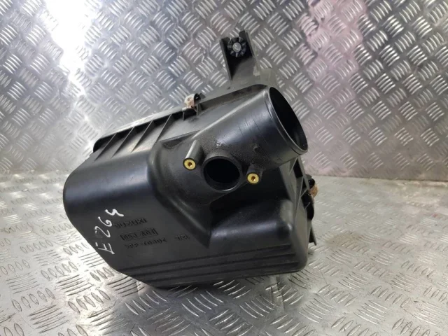 Корпус воздушного фильтра (нижняя часть) для Suzuki Grand Vitara 1998-2005 на фотографиях