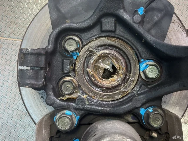 Кулак поворотный левый для Nissan Tiida SC11 Седан 2007-2014 на фотографиях