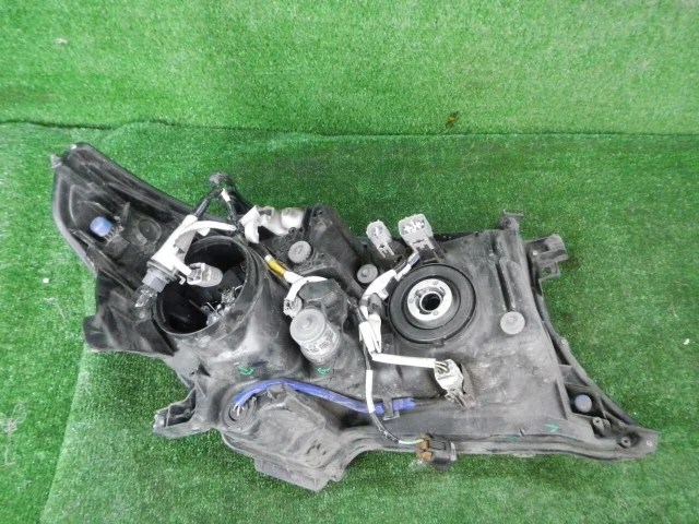 Фара левая для Toyota Land Cruiser 200 2007-2015 на фотографиях