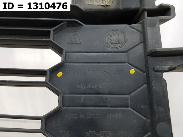 Решетка переднего бампера для Skoda Rapid I rest NH3 2017-2020 на фотографиях