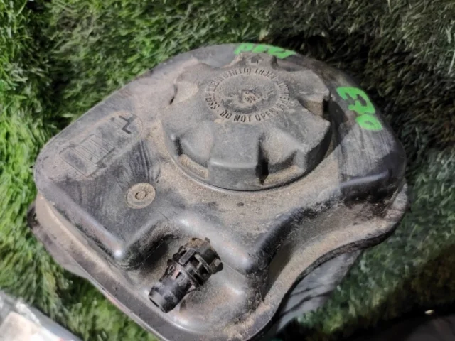 Расширительный бачок радиатора для BMW X5 Е70 2006-2013 на фотографиях