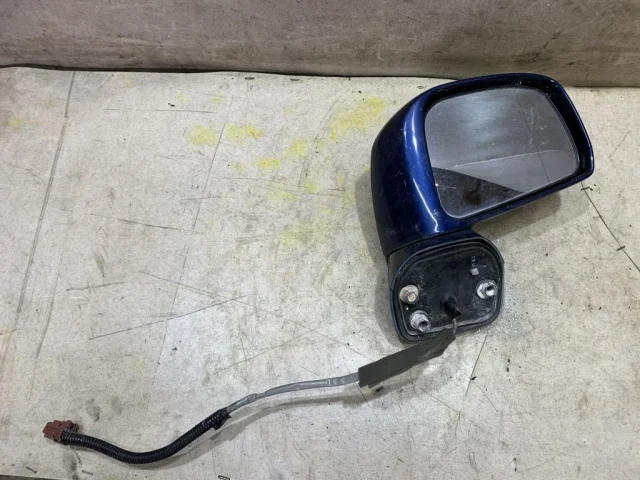 Стекла и зеркала для Nissan Tiida SC11 Седан 2007-2014 на фотографиях