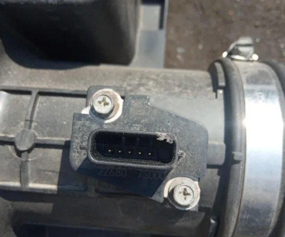 Датчик массового расхода воздуха для Nissan X-Trail T30 RU 2001-2007 на фотографиях